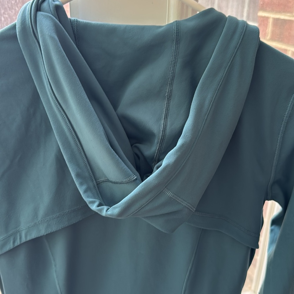 EUC- Lululemon Define hooded jacket. Teal. Size 8. - Picture 8 of 10